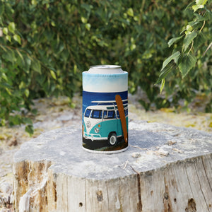 Can cooler with vintage van design on a wooden stump outdoors